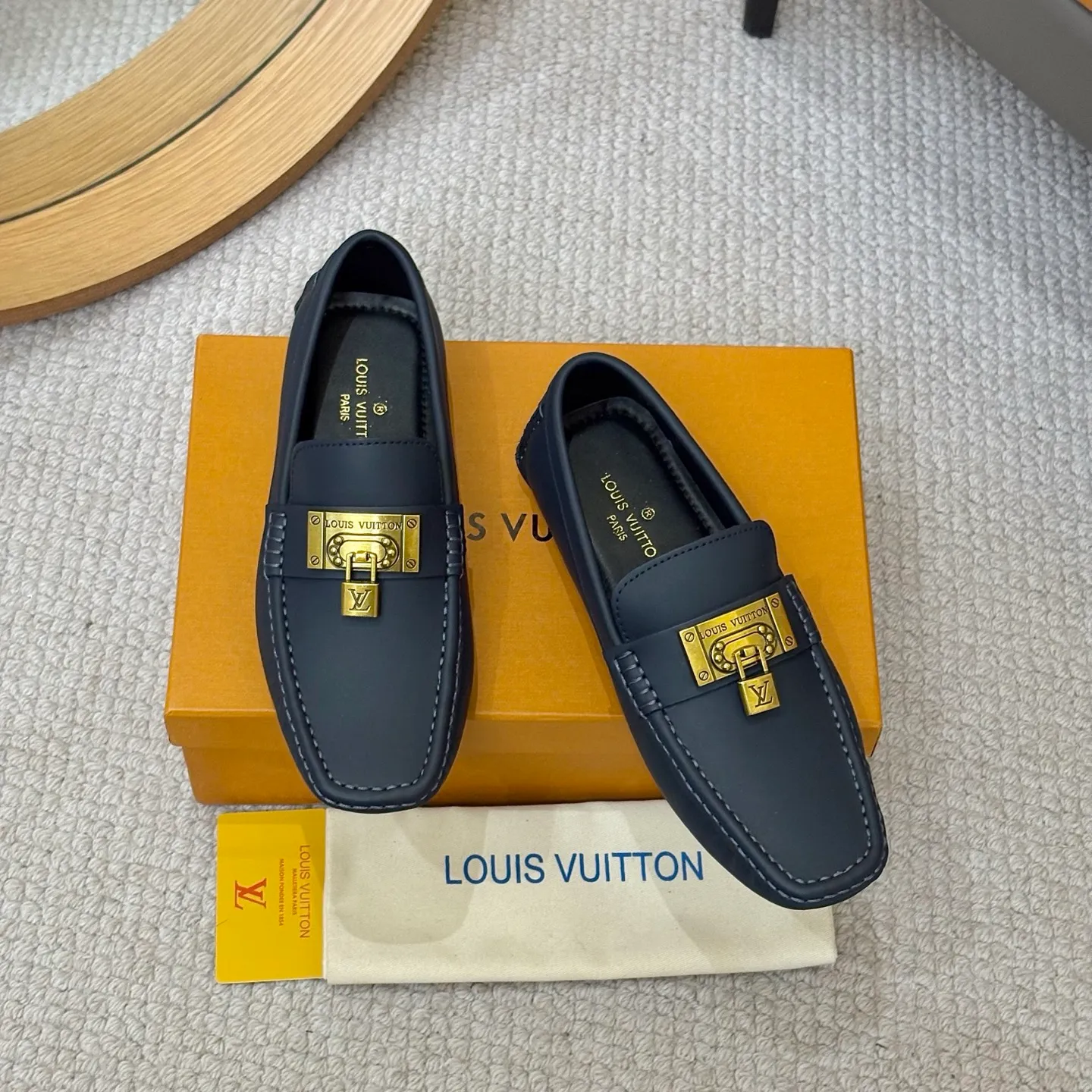 Men's men's shoes 💰420 (Yangli) LV 2⃣️0⃣️2⃣️5️⃣Spring and summer counter GLORIA series models ✈️Original factory special leather production, original last type. A classic driving slip-on casual shoe that shows an elegant style with exquisite craftsmanship details such as Monogram embossing all over the upper🌀Italian imported calfskin fabric Sheepskin foot pads➕Inside～Private mold replica sole Unique style Comfortable driving slip-on Size: 4-12 (38-46) Comes with [Counter packaging: original box, wrapping paper, card, instruction manual, shoehorn, cloth bag] No pressure to enter and leave the counter!
